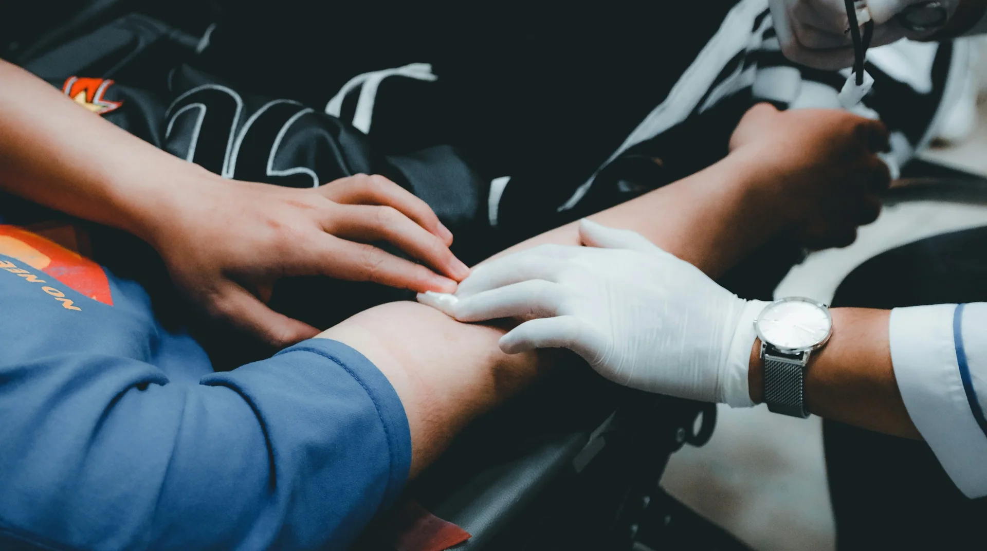 Profesional con guantes realizando curación de herida