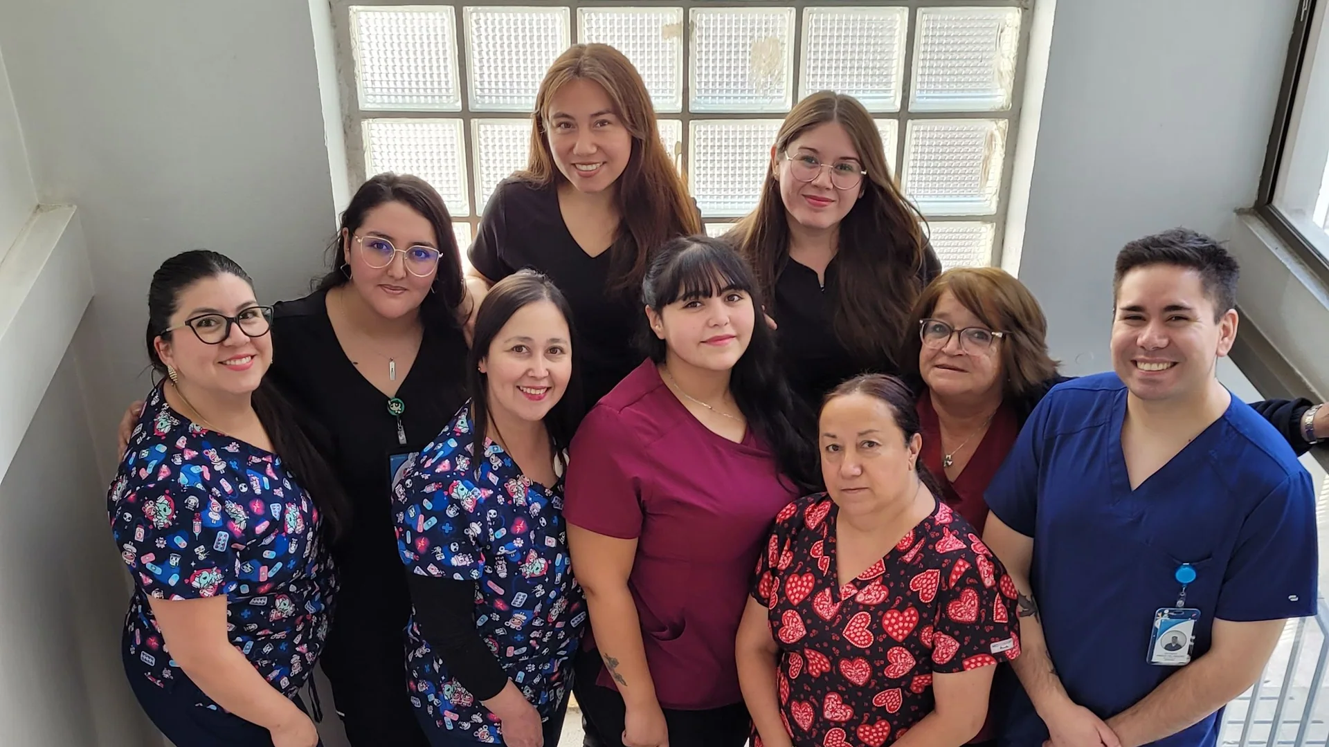 Equipo de Clínica Consan en la escalera, retratado de cuerpo y rostro completo